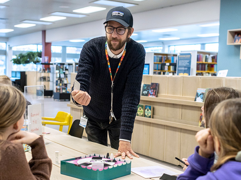 Billede af en af vores kulturmedarbejdere i dialog med børn