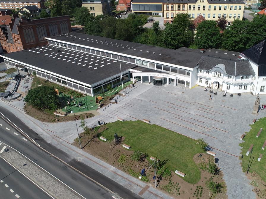 Dronefoto af Aabenraa Bibliotek, Folkehjem og Genforeningsparken